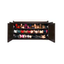 Cargar imagen en el visor de la galería, Banco Zapatero armable. Ideal como pie de cama. Tapizado para más comodidad. Banco con cubierta acolchada y entrepaños inferiores con puertas tipo zapatera. Ármalo en casa.

